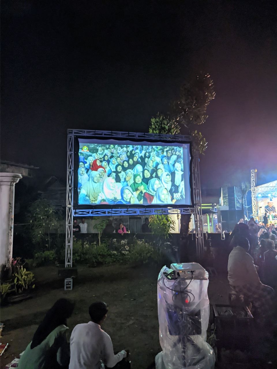 Contoh layar event rigging ukuran 2x3,5 meter di lokasi live yang berbeda