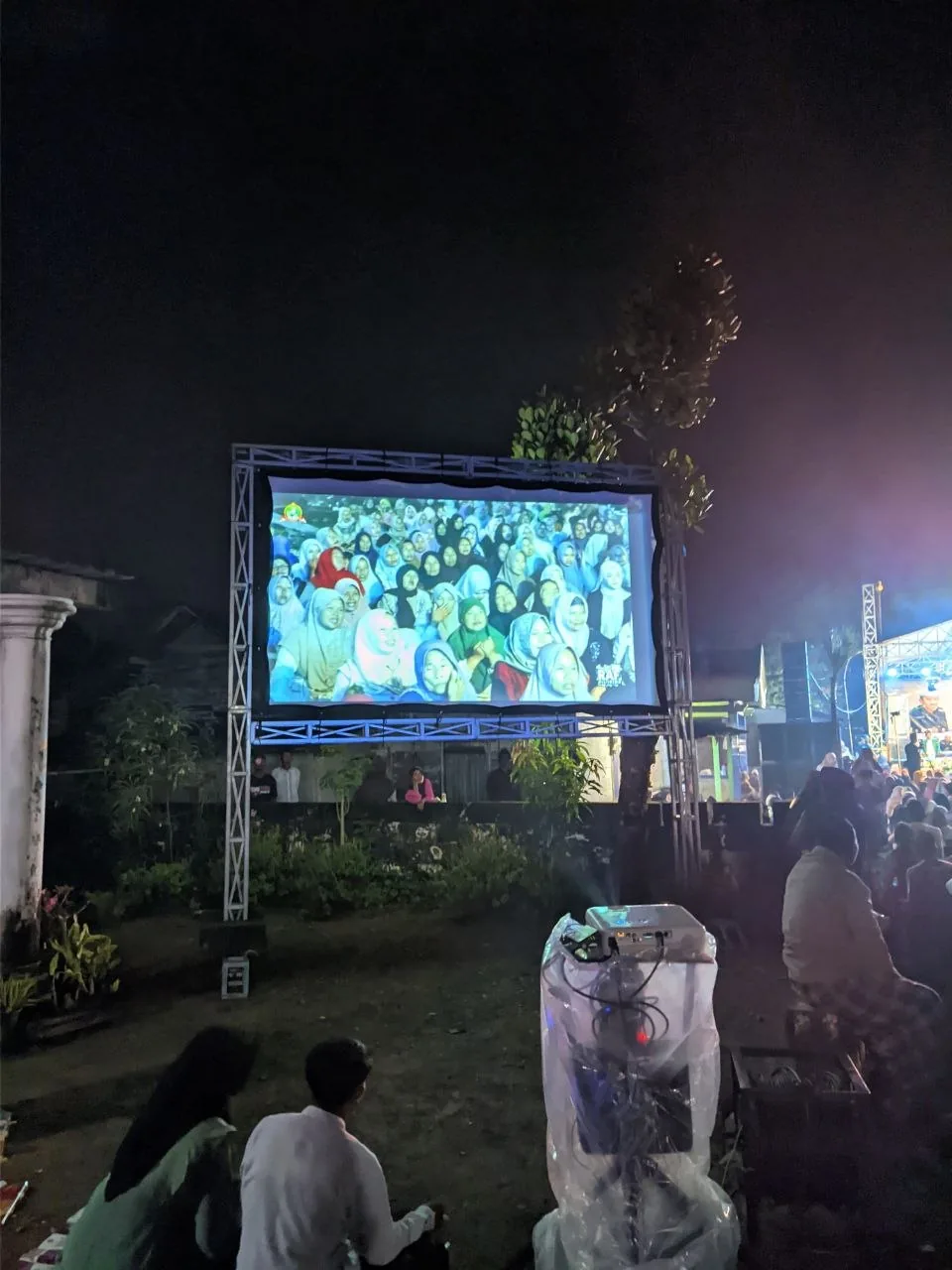 Contoh layar event rigging ukuran 2x3,5 meter di lokasi live yang berbeda